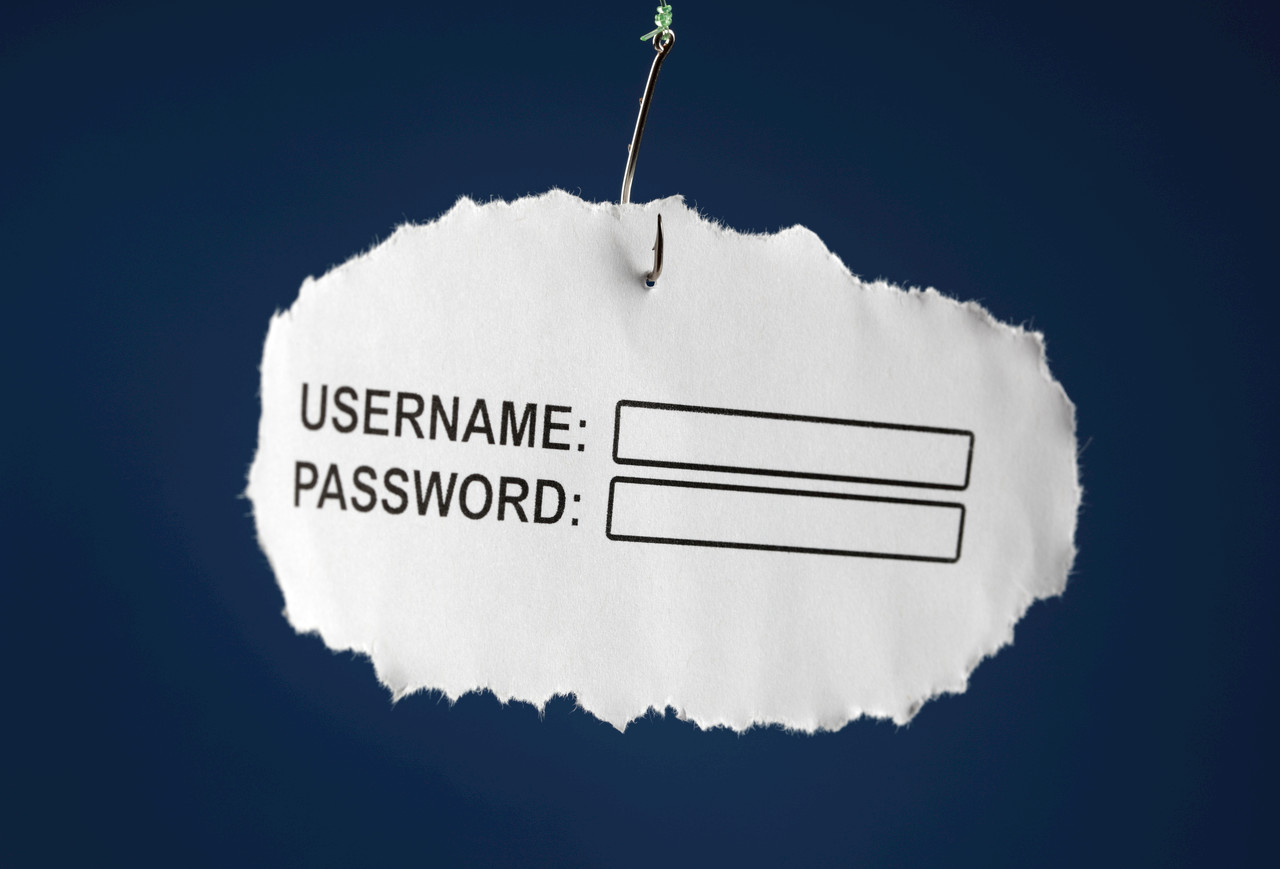 Zettel mit Passwort und Username der an einem Haken hängt