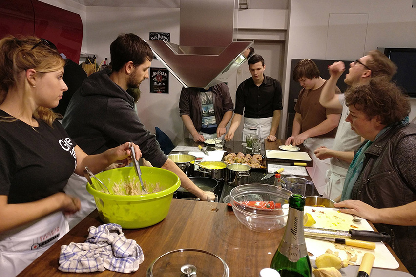 mecodia Mitarbeiter beim gemeinsamen Kochen