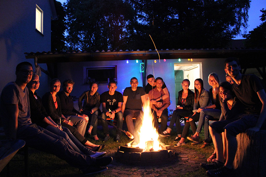 mecodia Team am Lagerfeuer beim Sommerfest
