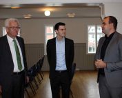 Bild von Ministerpräsident Kretschmann zusammen mit den Geschäftsführern von mecodia bei Besuch der Firma