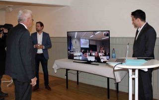 Ministerpräsident Kretschmann der über eine Webcam Live mit einer Schulklasse verbunden ist, bei mecodia